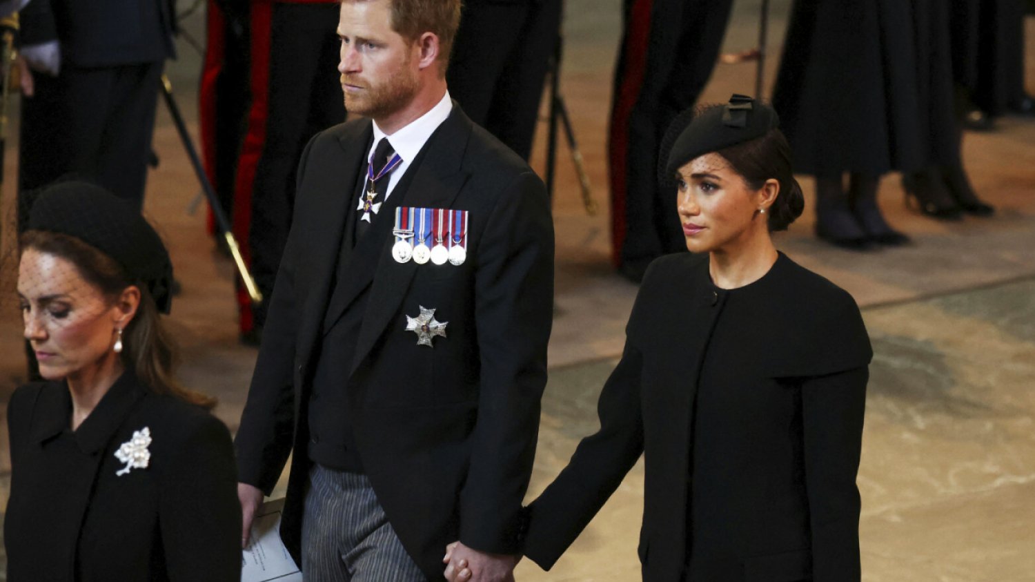 Książę Harry złamał protokół przy trumnie? "Ma standardy amerykańskie"