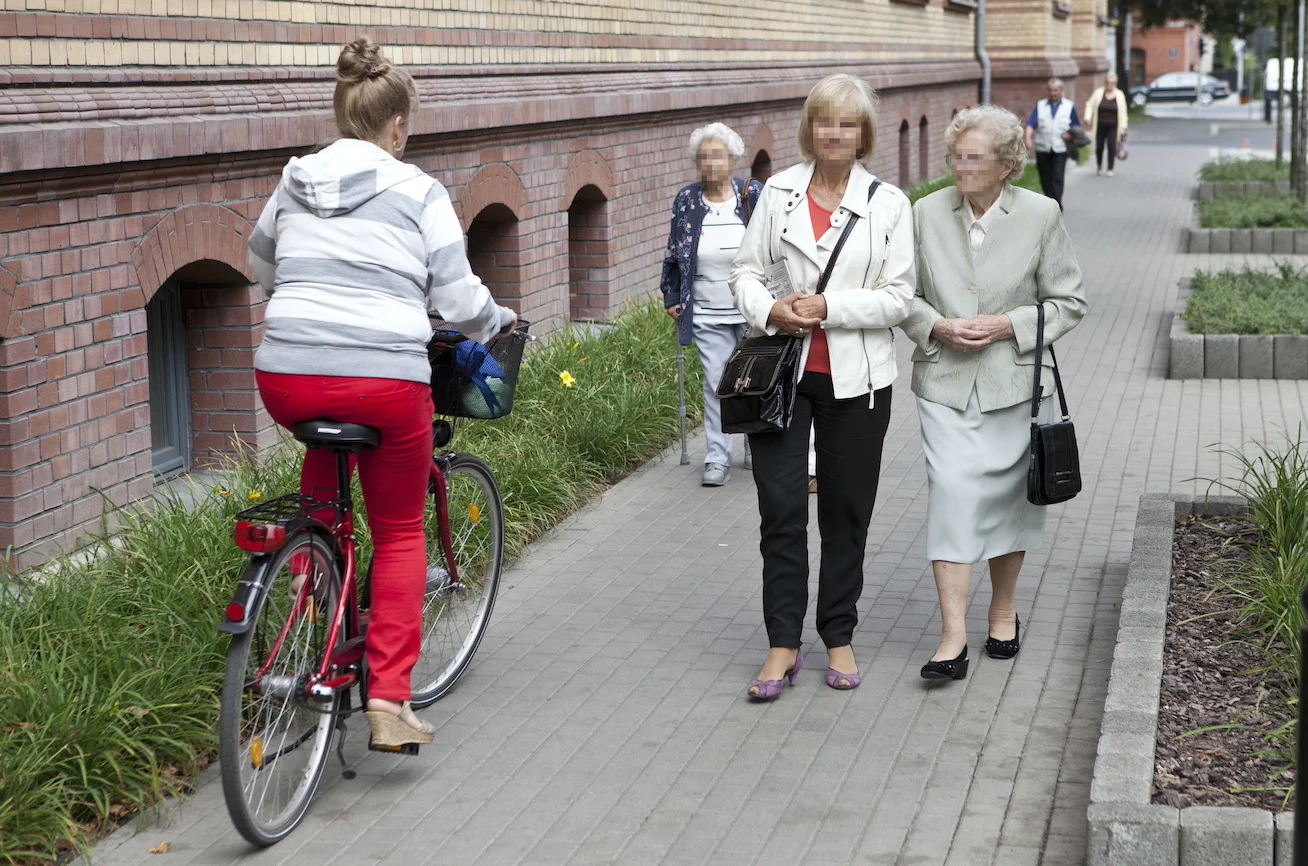 Rowerzyści jeżdżą chodnikiem nie tylko w przewidzianych prawem sytuacjach. Piraci rowerowi poruszają się z niebezpieczną prędkością stwarzając zagrożenie dla pieszych. Gdy pirat rowerowy spowoduje wypadek na chodniku, może łatwo uciec z miejsca zdarzenia 