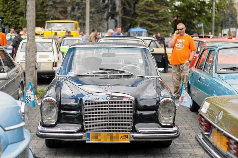 Zabytkowość tego samochodu jest niepodważalna, ale są przypadki, gdzie jeden z ostatnich roczników Fiata 126p jeździ z żółtą rejestracją...