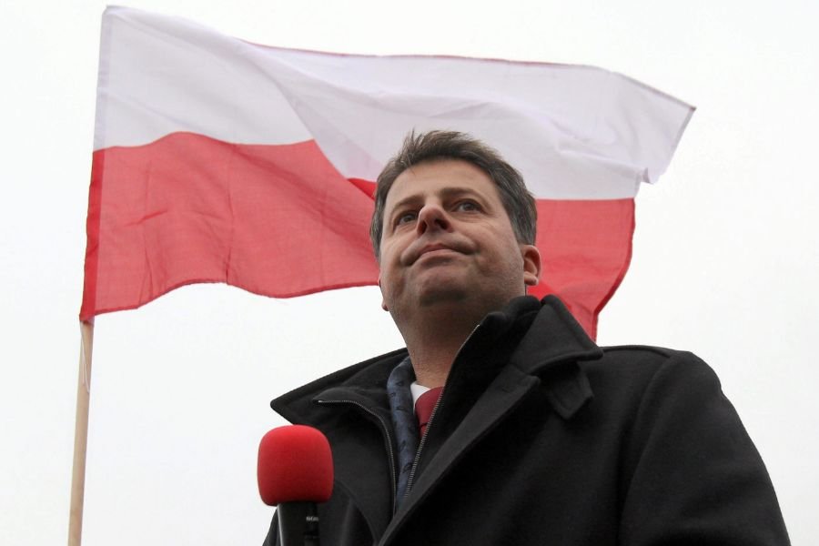Europoseł Mirosław Piotrowski, łączony z nową partią, za którą ma stać ojciec Tadeusz Rydzyk, ostro skrytykował PiS w felietonie na antenie Radia Maryja i Telewizji Trwam.