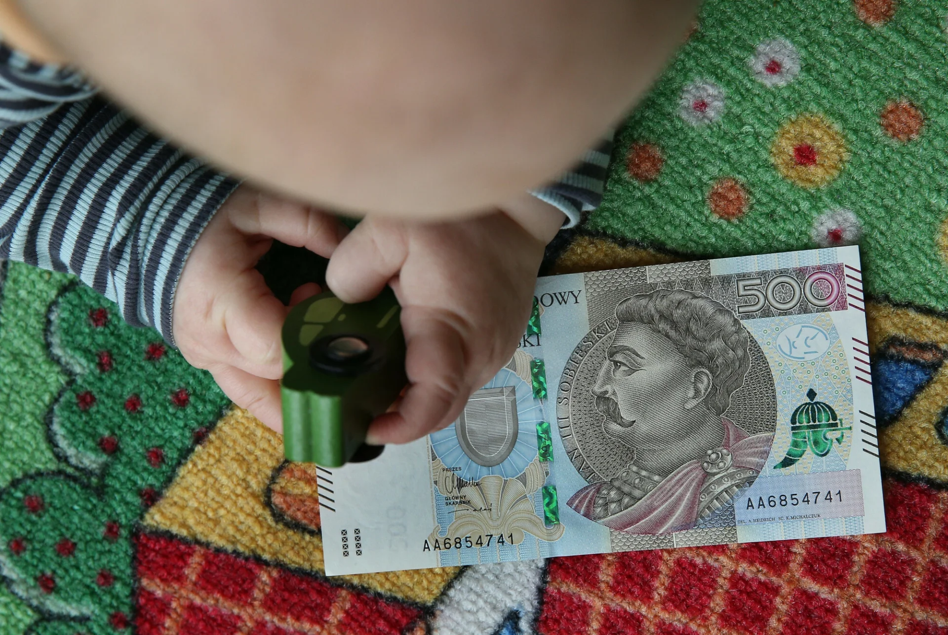 Świadczenie rodzicielskie to 1000 zł miesięcznie. Co się zmieni w 2025 roku?