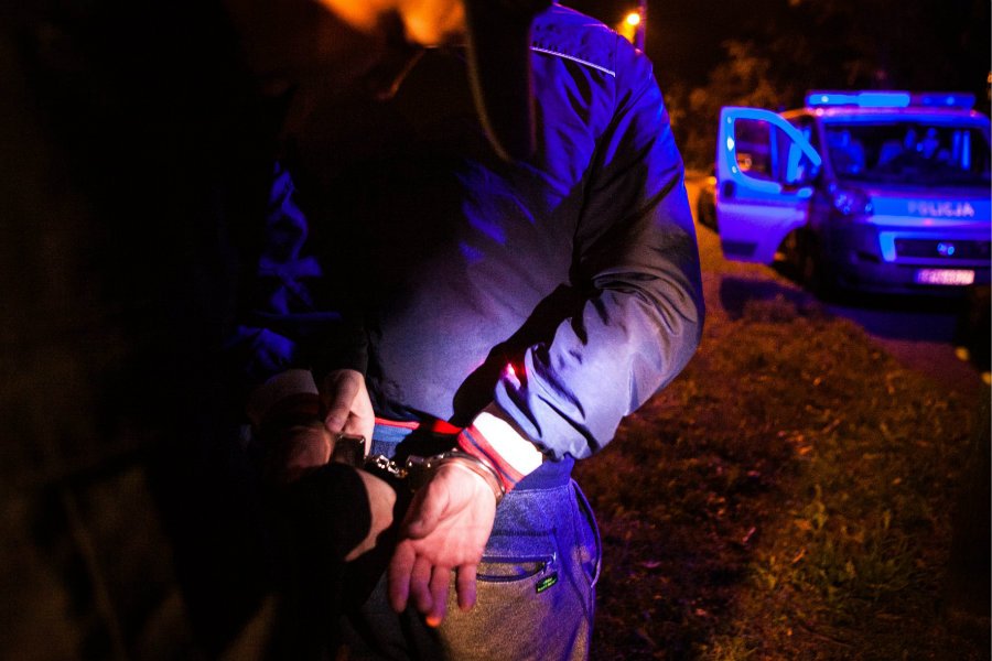 Pijany mężczyzna szedł z pistoletem maszynowym z Supraśla do Białegostoku.