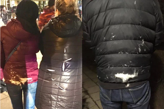 Kurtki pocięte żyletkami podczas demonstracji.