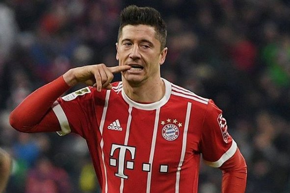 Robert Lewandowski był często faulowany w meczu z Sevillą.