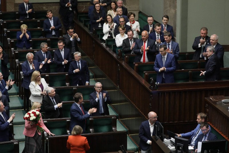 Rząd zakazał lotów m.in. do Hiszpanii. KE krytykuje decyzję rządu ws. zakazu lotów.