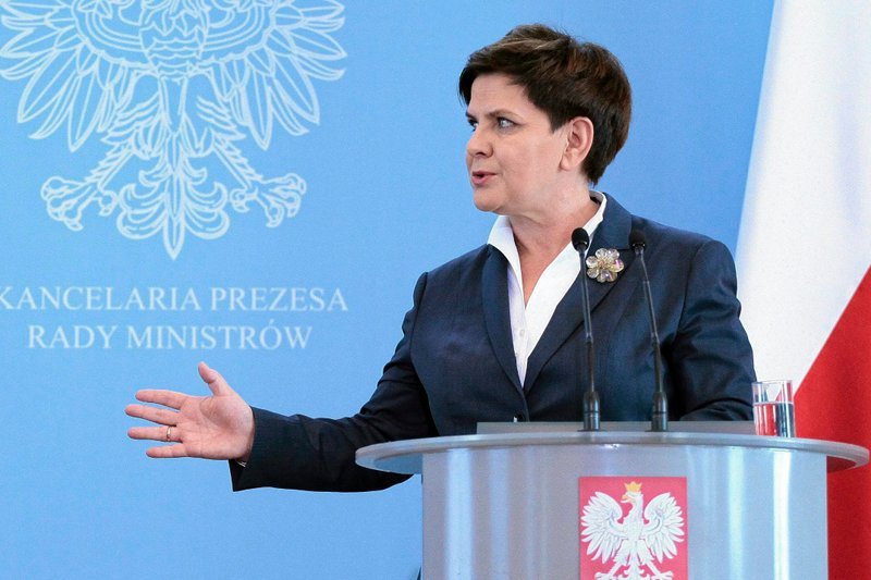 Beata Szydło z pompą obwieściła nowy program rządowy Mieszkanie plus. Jej wiceminister ujawnił, że z programu powstaną nie tylko bloki, ale też domy jednorodzinne.
