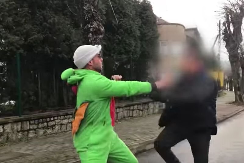 Amerykanin w stroju smoka zapytał jednego z mieszkańców Kalwarii Zebrzydowskiej o przyczyny smogu. Mężczyzna ostro zareagował - skończyło się na kopniakach i szarpaninie.