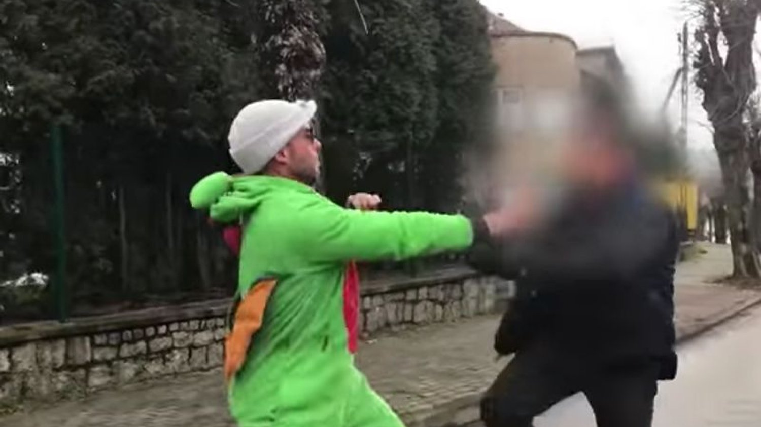 Amerykanin w stroju smoka zapytał jednego z mieszkańców Kalwarii Zebrzydowskiej o przyczyny smogu. Mężczyzna ostro zareagował - skończyło się na kopniakach i szarpaninie.