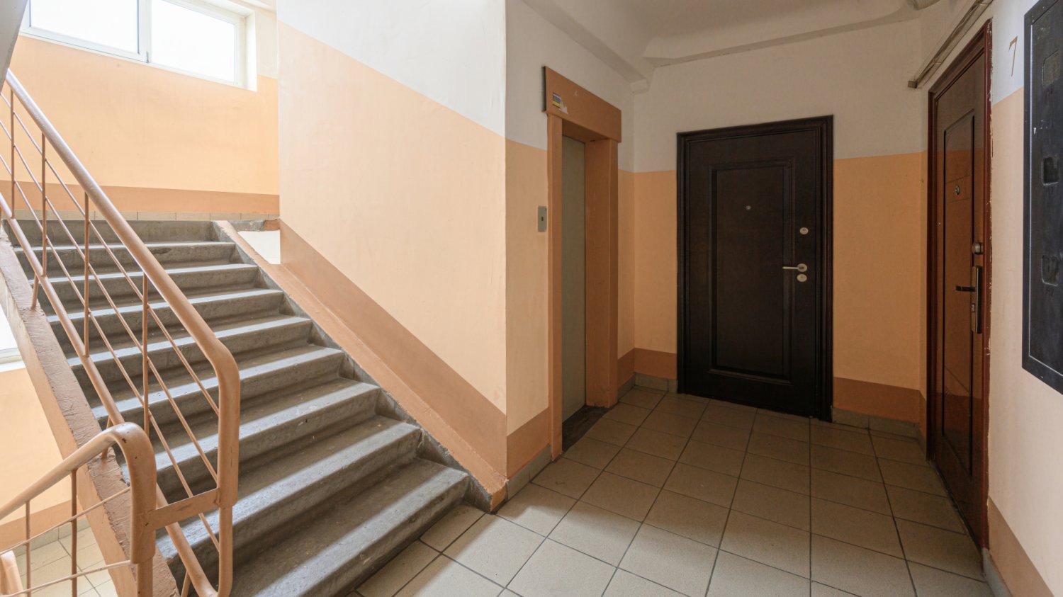 Właściciele mieszkań często o tym zapominają. W bloku też muszą płacić podatek klatka w bloku