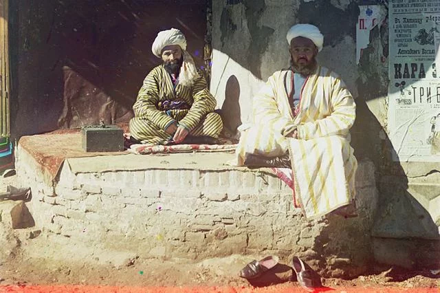 Zdjęcie wykonane między 1905 a 1915 rokiem. Kupcy w Samarkandzie (obecnie Uzbekistan)