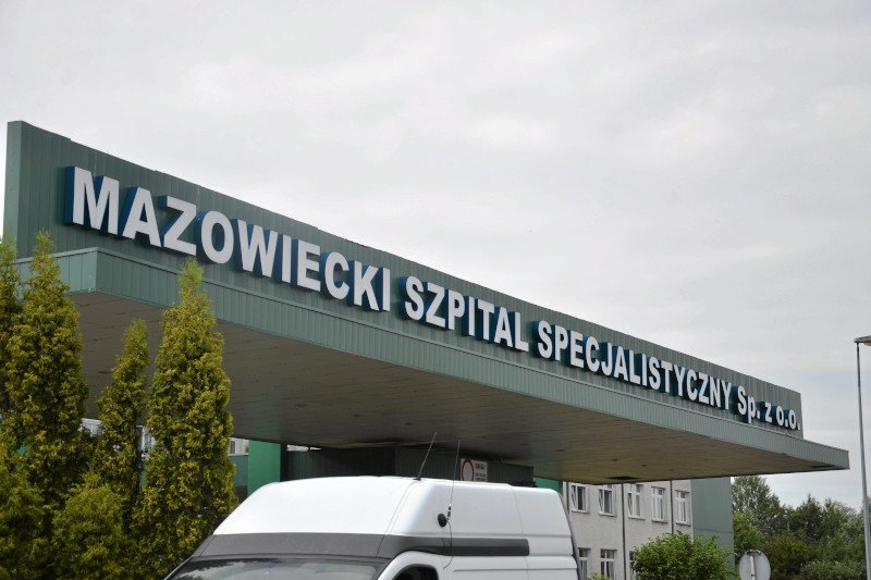 Rodzina 43-latka, który zmarł w szpitalu w Radomiu, też ma koronawirusa.