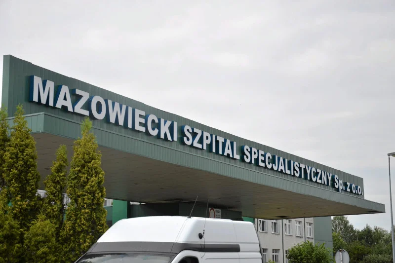 Rodzina 43-latka, który zmarł w szpitalu w Radomiu, też ma koronawirusa.