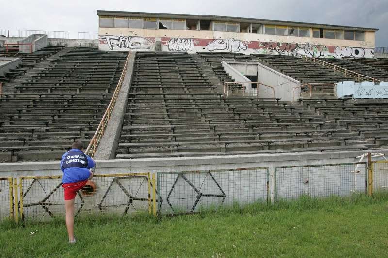 Stadion Skry Warszawa kiedyś tętnił życie. Dziś to totalna ruina.