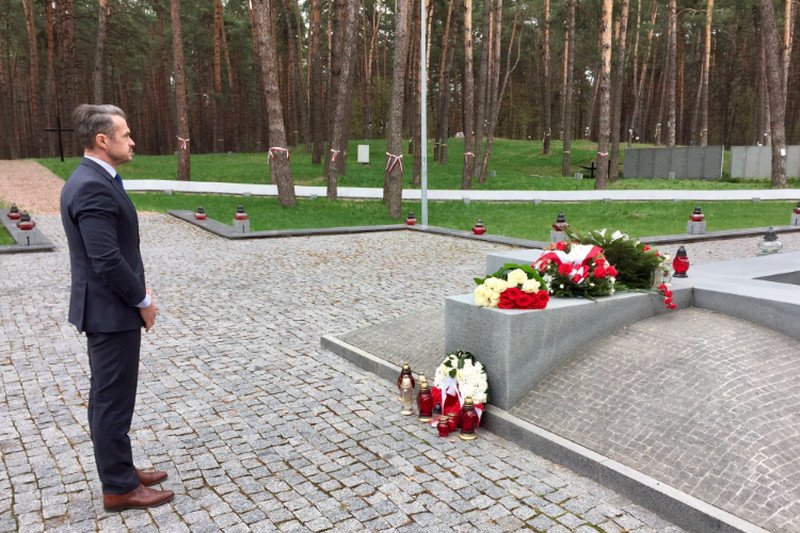 "Złożyłem kwiaty na IV Cmentarzu Katyńskim w Bykowni w Kijowie. Trzeba pamiętać!" – napisał na Twitterze Sławomir Nowak.