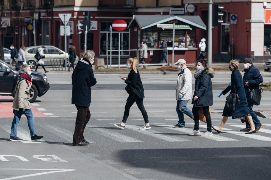 Niewidzialne łańcuchy zakażeń koronawirusem mogły powodować zakażenia nawet 40 proc. osób