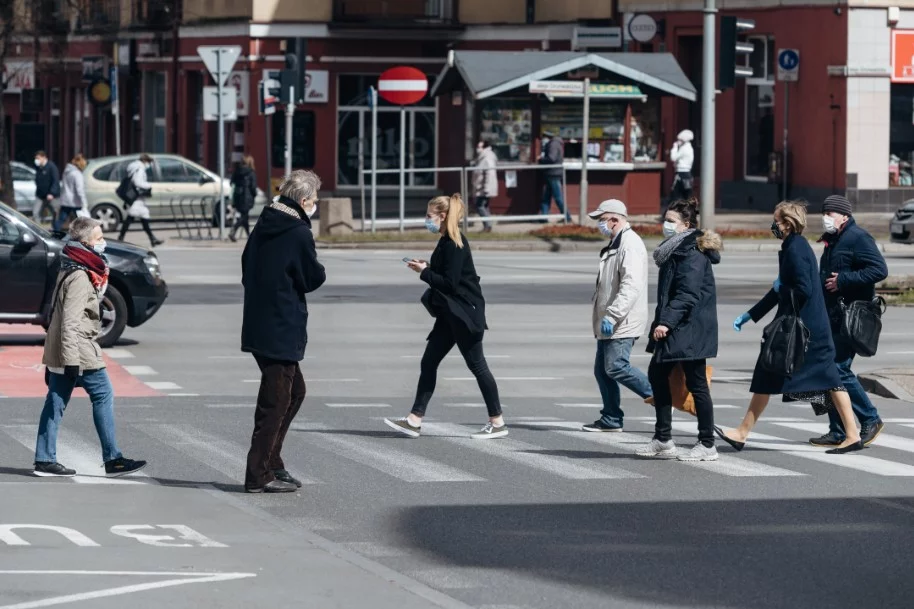 Niewidzialne łańcuchy zakażeń koronawirusem mogły powodować zakażenia nawet 40 proc. osób