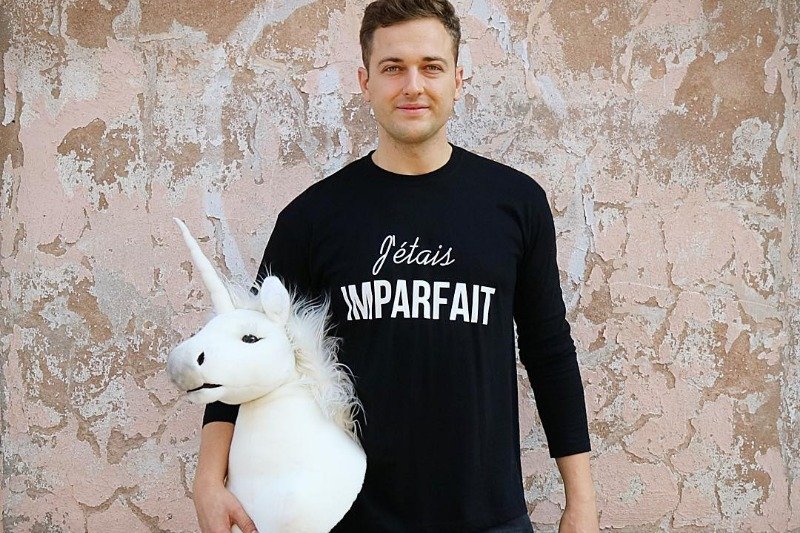 Jacek Mulczyk - Skarżyński, znany w sieci jako "Pan od francuskiego" to wyjątkowy nauczyciel. Jego niekonwencjonalne metody nauczania powodują, że uczniowie go kochają