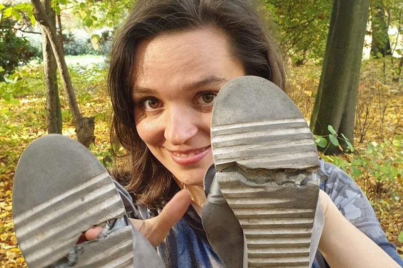 Klaudia Jachira też pokazał swoje buty, które zniszczyła podczas kampanii.