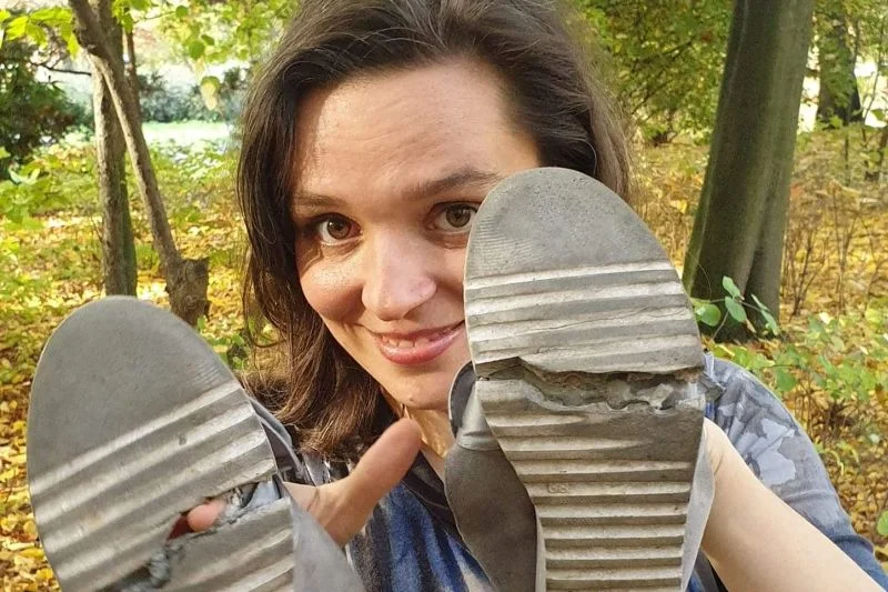 Klaudia Jachira też pokazał swoje buty, które zniszczyła podczas kampanii.