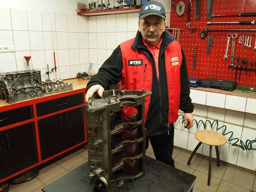 Wiesław Stec bierze nasz silnik pod swoją opiekę. Tak duże bloki są rzadkością w firmie specjalizującej się w budowie rajdówek.