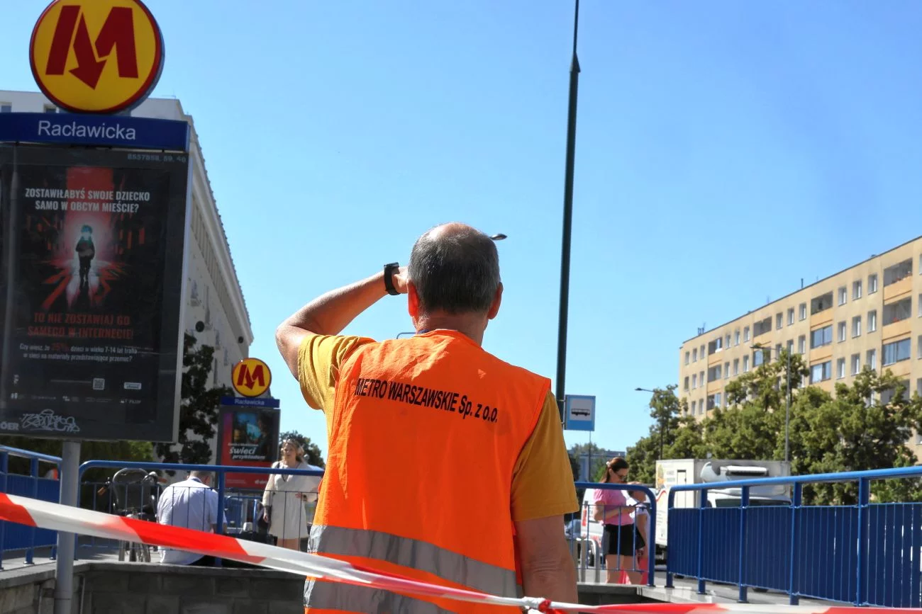 Metro ciągle nie działa na odcinku Centrum - Wilanowska. Nie wiadomo ile potrwa naprawa awarii Metro ciągle nie działa na odcinku Centrum - Wilanowska. Nie wiadomo ile potrwa naprawa awarii