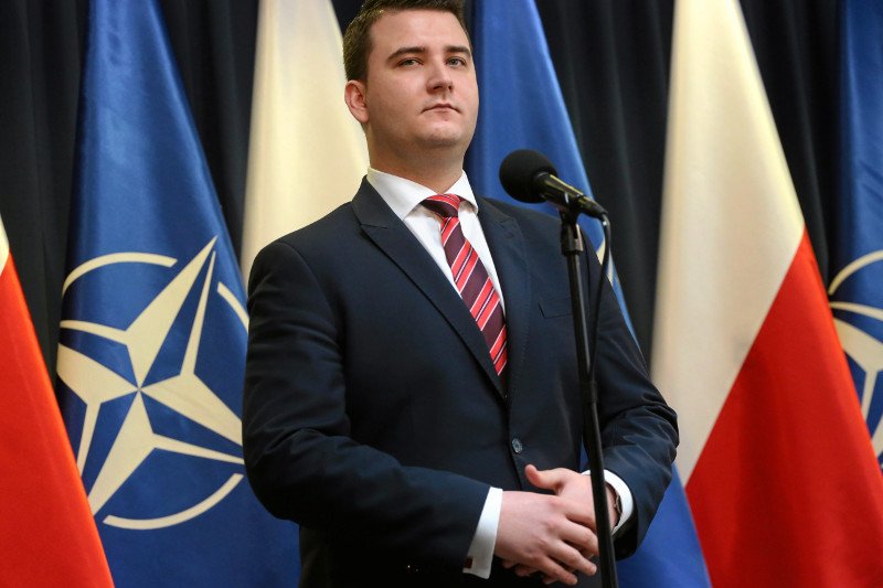 Pozycja Bartłomieja Misiewicza, kontrowersyjnego rzecznika ministra Antoniego Macierewicza, od miesięcy jest tematem debaty publicznej.