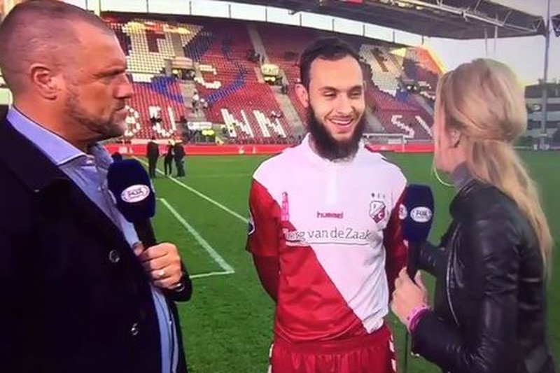 Piłkarz muzułmanin nie podał ręki reporterce. "Prawda, przecież tobie nie powinnam podawać"