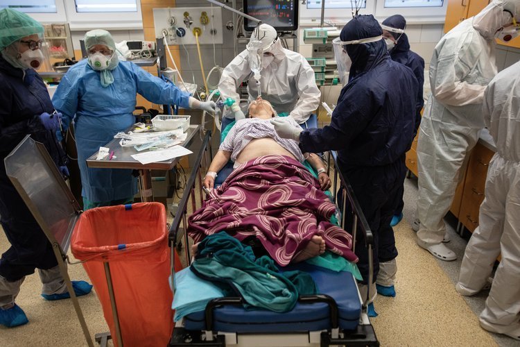 20 października w Polsce zanotowano rekordową liczbę zajętych respiratorów przez pacjentów z covid-19.