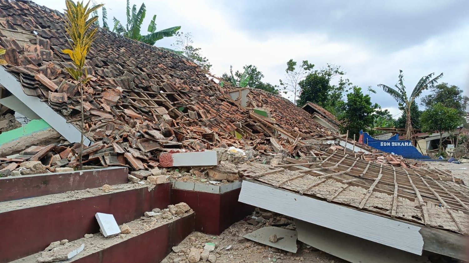 Co najmniej 46 osób zginęło w trzęsieniu ziemi, które nawiedziło Indonezję