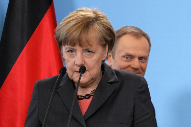 Według niemieckiej prasy Donald Tusk "wbił jej nóż w plecy".