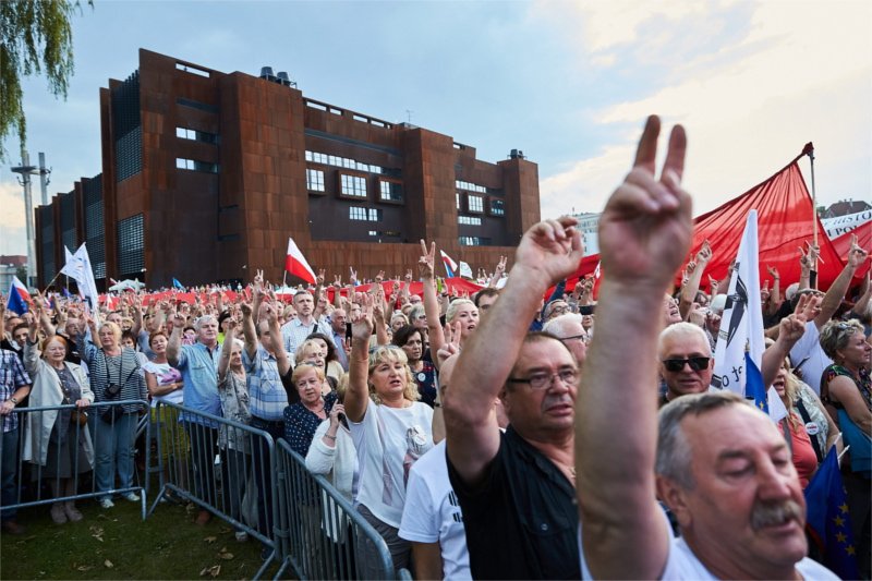 Czy obchody 4 czerwca odbędą się przed barierkami na plac "Solidarności"?