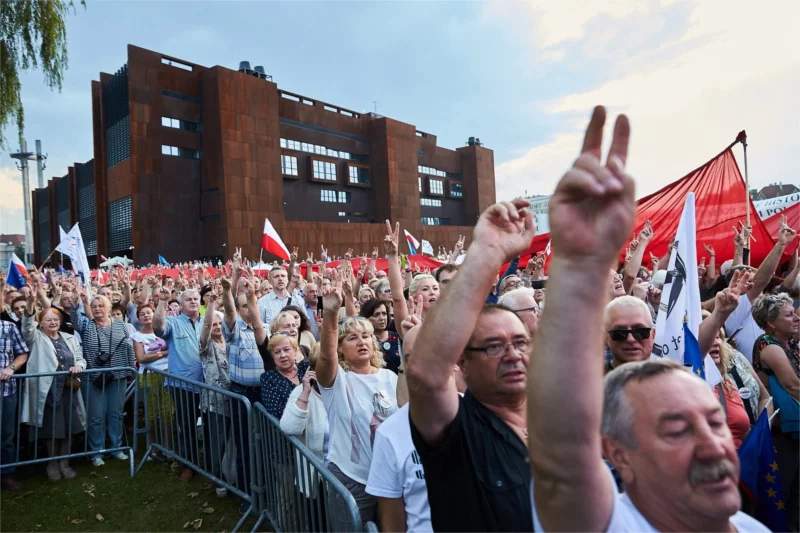 Czy obchody 4 czerwca odbędą się przed barierkami na plac "Solidarności"?