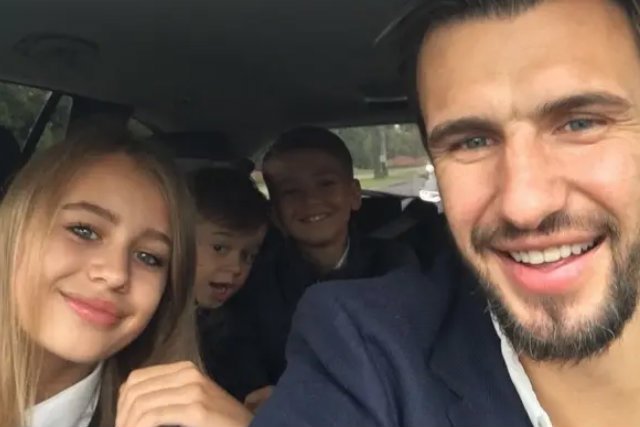 Jarosław Bieniuk z dziećmi: Oliwią, Janem i Szymonem. Wszyscy troje to owoc związku byłego piłkarza z nieżyjącą już aktorką Anną Przybylską.