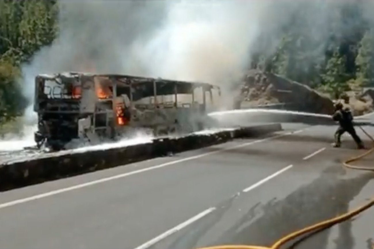 strażacy gaszą płonący autokar
