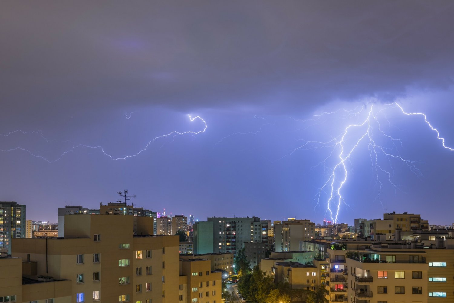 W piątek w Polsce będą burze.