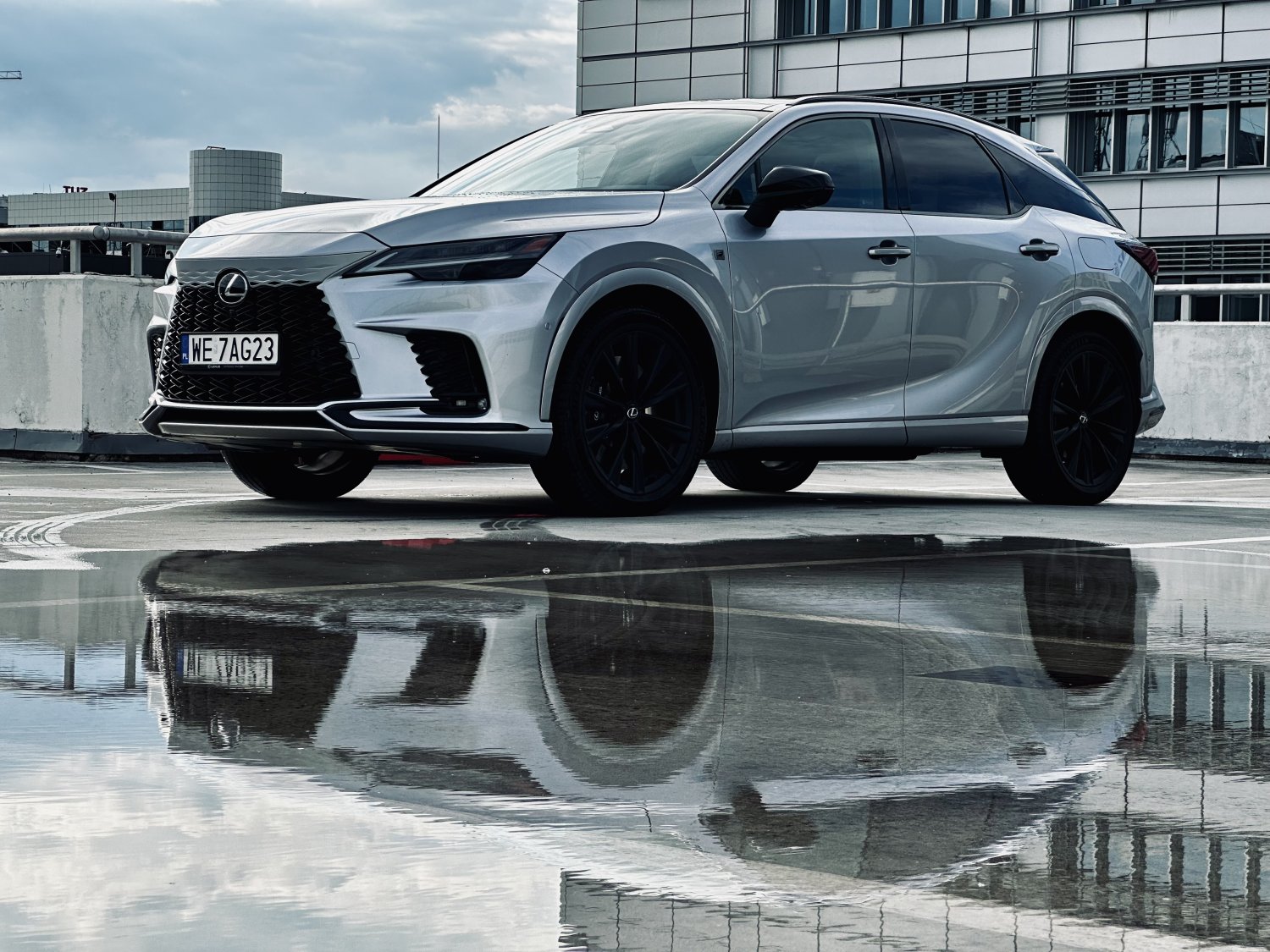 Lexus RX robi z zewnątrz duże wrażenie. Jest powiewem designerskiej świeżości. Nieco gorzej jest w środku.