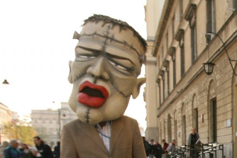 16.10.2007, Warszawa. Student w masce w czasie happeningu przed studenckimi prawyborami.