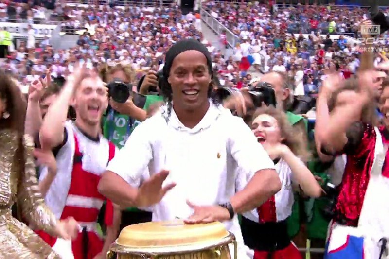 Podczas przedfinałowej mundialowej ceremonii Ronaldinho zagrał na bongosach.