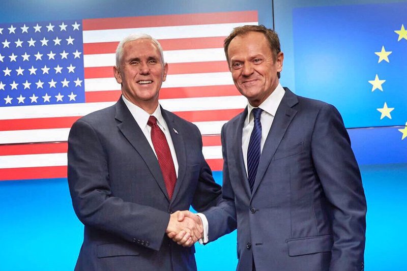 Kim jest mężczyzna z lewej? To wiceprezydent USA Mike Pence, który podczas wizyty w Europie nie znalazł czasu dla prezydenta Andrzeja Dudy, ale spotkał się z innym wpływowym Polakiem.