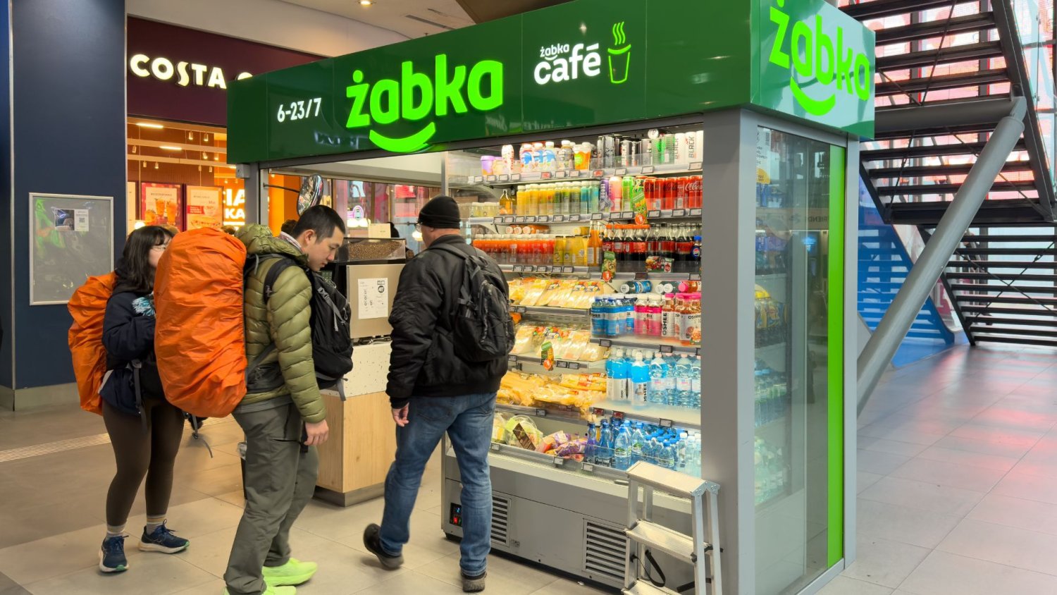 Żabka wchodzi na polskie lotnisko. Nie przypomina zwykłego sklepu z osiedla