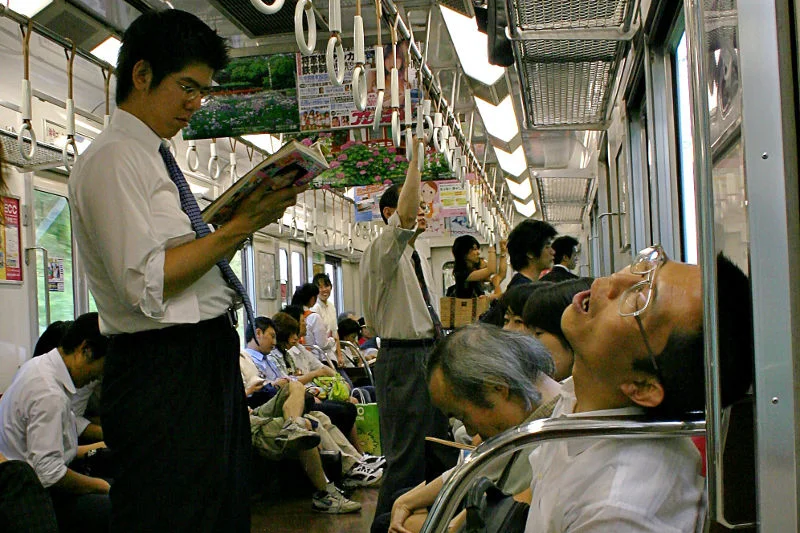 W Japonii bardzo popularne jest drzemanie w środkach komunikacji miejskiej.