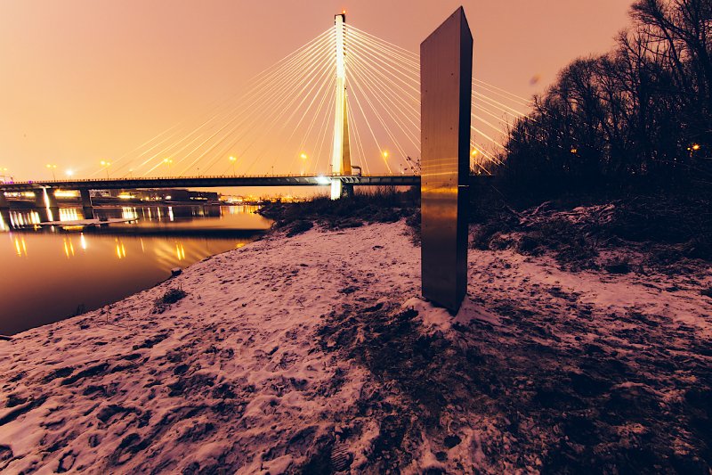 Tajemniczy monolit na brzegu Wisły obok mostu Świętokrzyskiego.