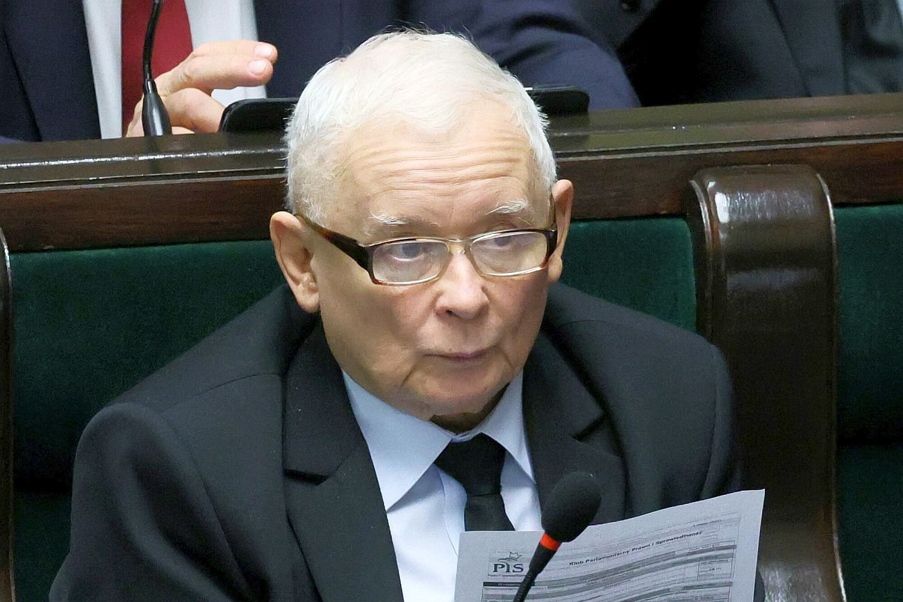 Jarosław Kaczyński nie dałby rady odzyskać władzy nawet ze wsparciem Sławomira Mentzena i Konfederacji, wynika z nowego sondażu.