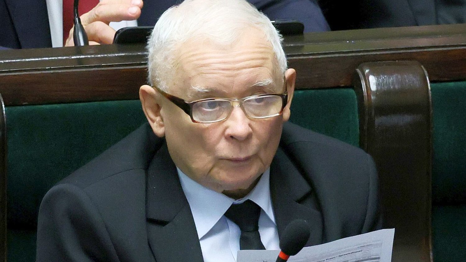 Jarosław Kaczyński nie dałby rady odzyskać władzy nawet ze wsparciem Sławomira Mentzena i Konfederacji, wynika z nowego sondażu.