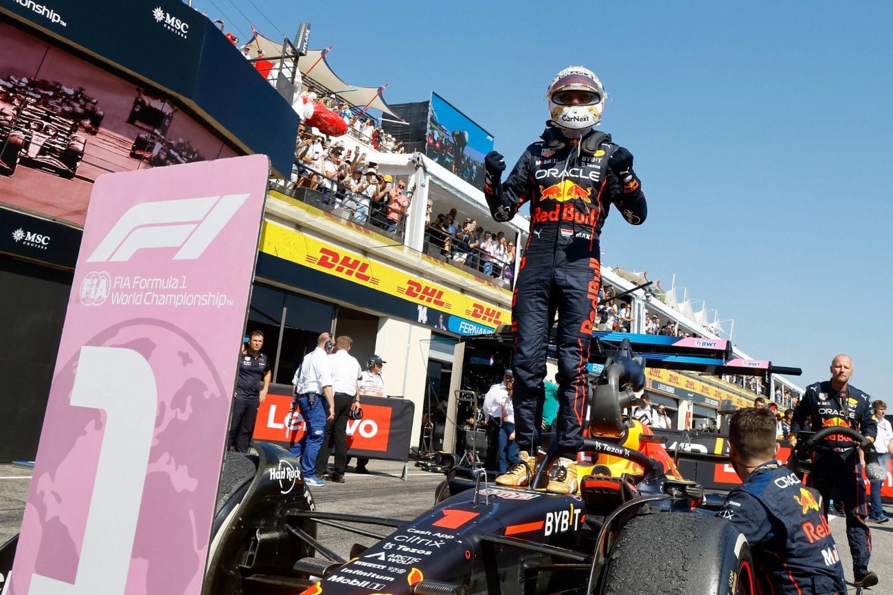 Triumfujący Max Verstappen podczas Grand Prix Francji. Mistrz świata jest coraz bliżej skutecznej obrony tytułu.