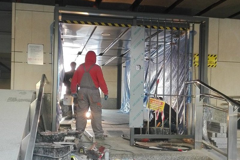 "Zachowujecie się jak małpy w ZOO, stąd te kraty". W Sejmie właśnie ruszył montaż krat w przejściach między budynkami