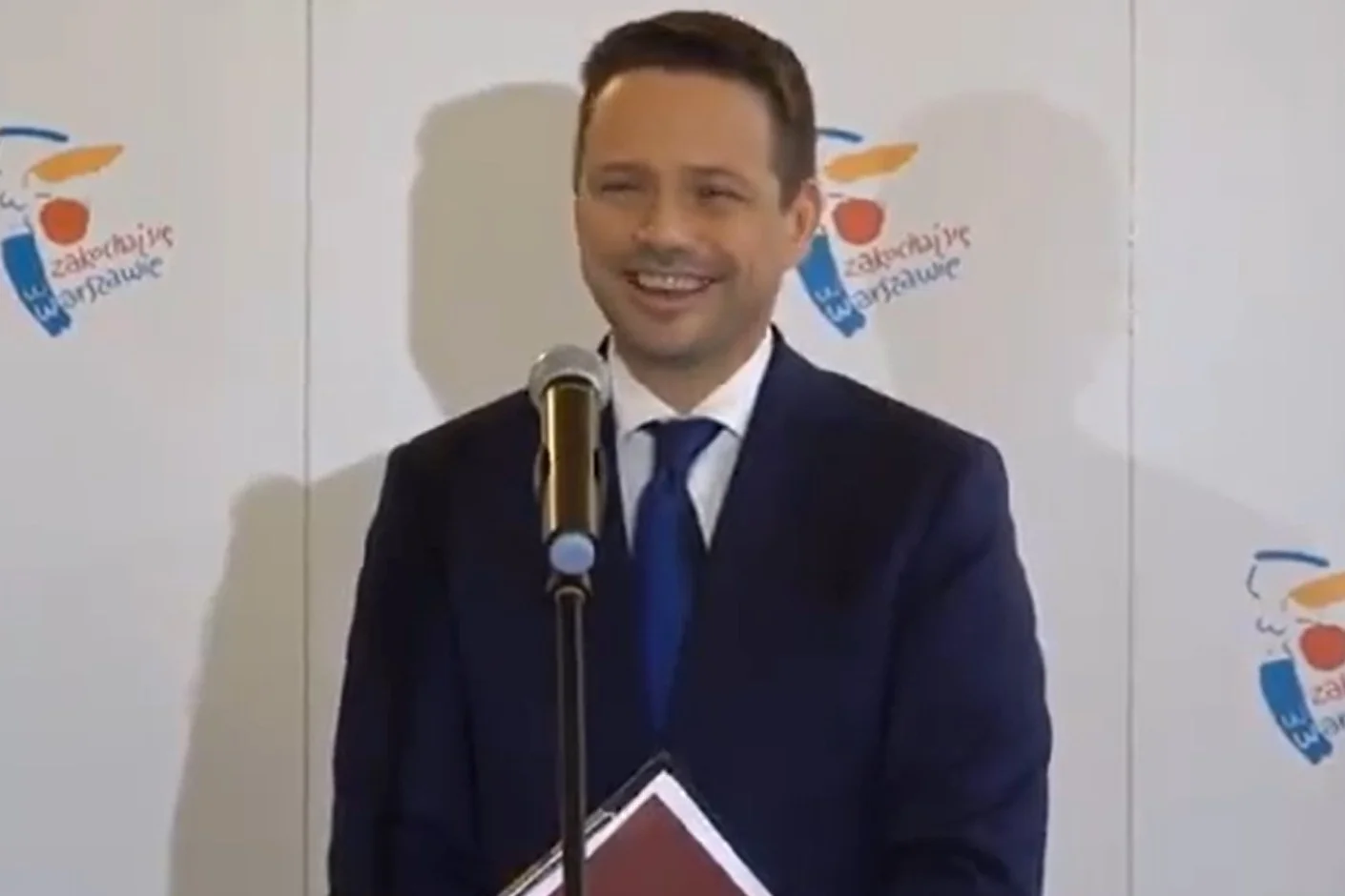 Rafał Trzaskowski wybuchnął śmiechem, gdy usłyszał pytanie o to, dlaczego nie zatrzymał się na ściance do udzielania wywiadów TVP.