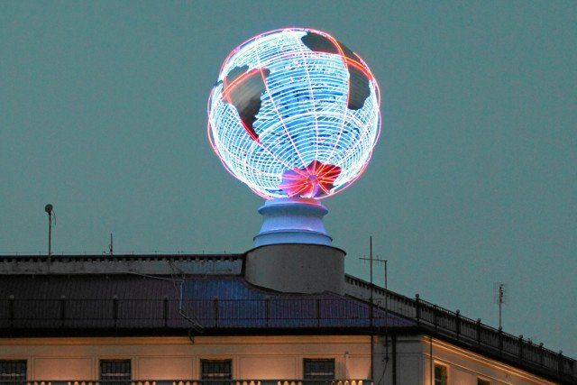 Słynny neon Orbisu w Alejach Jerozolimskich