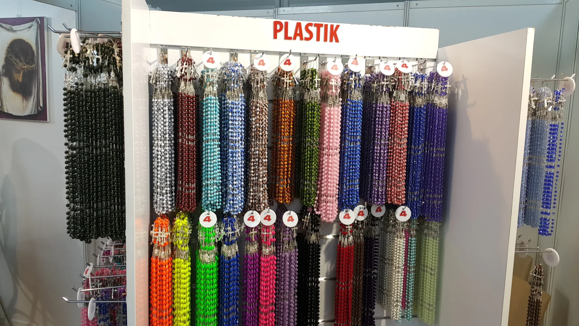 Oferta handlowa na targach dewocjonaliów SacroExpo 2016 w Kielcach.