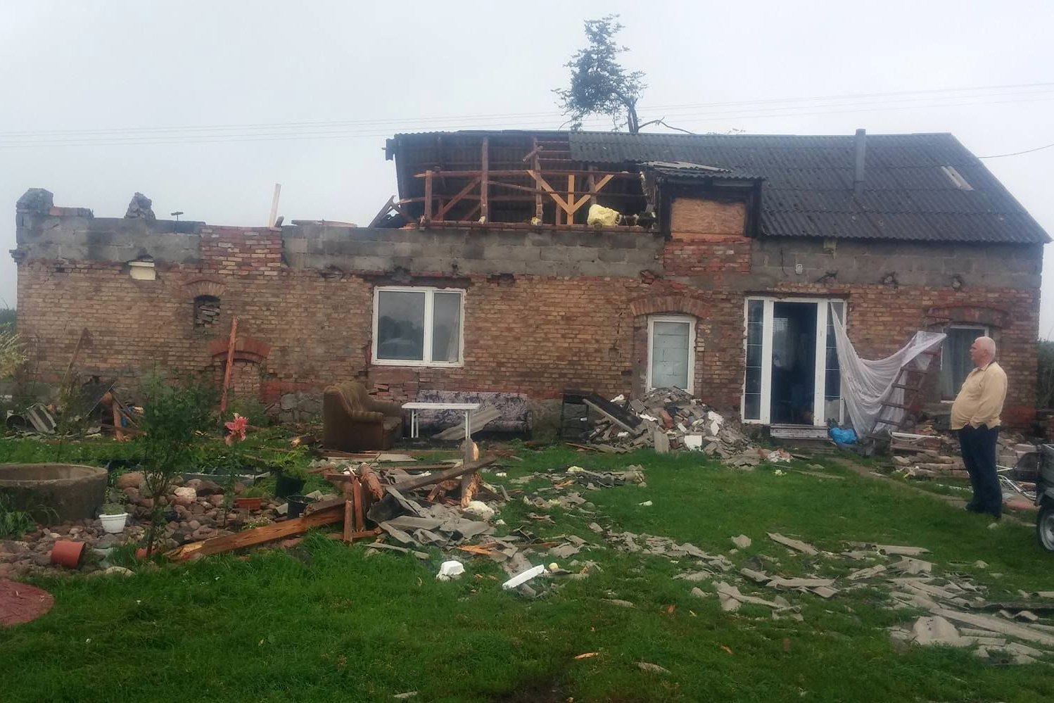 Nawałnica w kilka minut zniszczyła dom rodziny Mikołajskich.